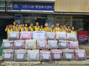 대구 동구 신천1·2동, 취약계층에 ‘따뜻한 이불’…춘추이불 50채 전달
