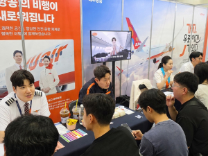 제주항공, 부산서 ‘항공 인재’ 만났다…취업 준비생과 현장 소통