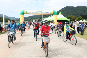 ‘시민 곁으로’ 상주시청 사이클팀…녹색자전거 대행진 함께 달렸다