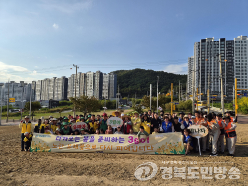 칠곡군 석적읍 주민 100명 잡목 무성했던 빈 터를 봄 꽃 명소로…구슬땀