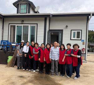 군위군 새살림봉사회, 소보면 주거취약가구 찾아 집 안팎 청소…쾌적한 보금자리 마련에 구슬땀