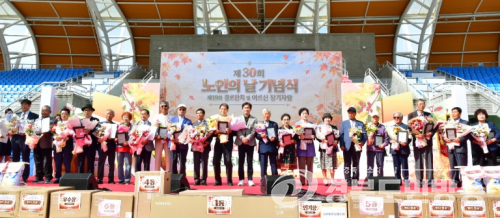 경산시,어르신 7천명 한자리에…노인의 날 기념 경로잔치