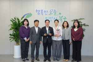 대구 북구청, ‘독서경영 우수 직장’ 10년 연속 인증  공로패 수상